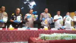 Kapolda Aceh Irjen Ahmad Haydar didampingi Wakapolda Aceh Brigjen Pol Syamsul Bahri, Kakanwil DJBC Aceh Safuadi, Dirresnarkoba Kombes Pol Shobarmen, Kepala BNNP Aceh memperlihatkan barang bukti 57 sabu, pada konferensi pers di aula Presisi Polda Aceh Rabu (12/7)