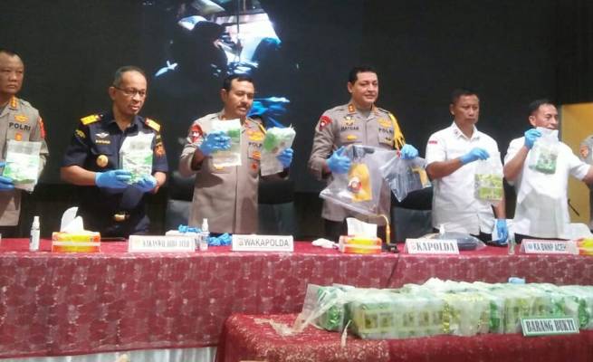Kapolda Aceh Irjen Ahmad Haydar didampingi Wakapolda Aceh Brigjen Pol Syamsul Bahri, Kakanwil DJBC Aceh Safuadi, Dirresnarkoba Kombes Pol Shobarmen, Kepala BNNP Aceh memperlihatkan barang bukti 57 sabu, pada konferensi pers di aula Presisi Polda Aceh Rabu (12/7)
