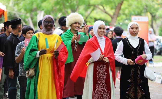 Parade internasional pakaian dari berbagai negara, menjadi suguhan penutup International Food Festival (IFF) di Universitas Syiah Kuala (USK) Banda Aceh, Rabu (12/7)