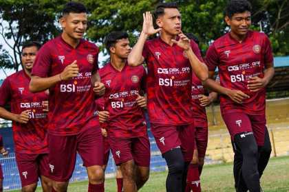 Pemain Persiraja memakai jersey yang terpasang logo PT Bank Syariah Indonesia (BSI), yang menjadi sponsor Persiraja Banda Aceh untuk turnamen Pra-Musim Liga 2 Indonesia 2023/2024
