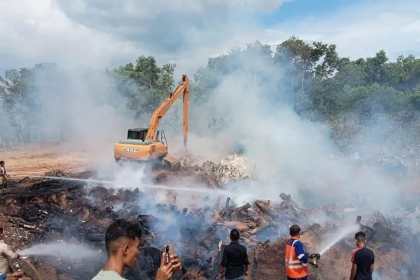 Tempat Pembuangan Akhir (TPA) di Gampong Data Makmur, Kecamatan Blang Bintang, Kabupaten Aceh Besar dilaporkan terbakar pada Kamis siang (13/7) sekitar pukul 13.46 Wib.