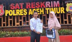 Korban pemalsuan tanda tangan saat melaporkan oknum pegawai Bank BSI di Idi ke Polres Aceh Timur