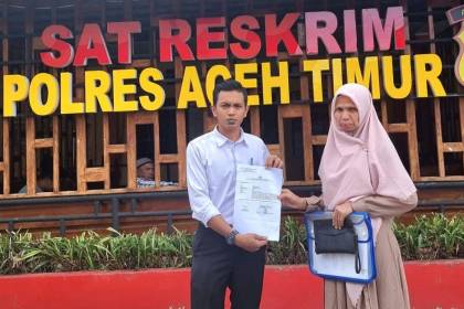 Korban pemalsuan tanda tangan saat melaporkan oknum pegawai Bank BSI di Idi ke Polres Aceh Timur