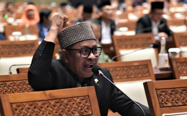 Anggota Komisi VI DPR RI, Rafly Kande saat interupsi, di Ruang Rapat Paripurna DPR RI, Senayan, Jakarta, Kamis (13/7)