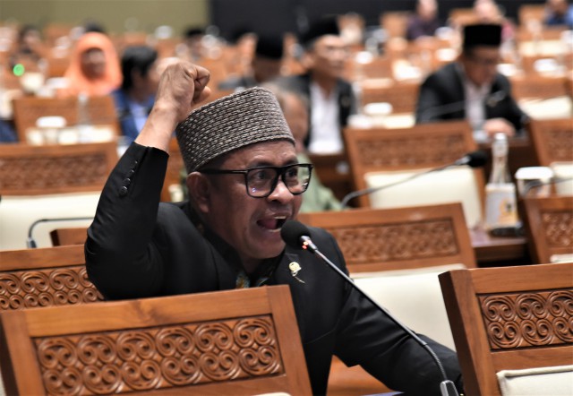 Anggota Komisi VI DPR RI, Rafly Kande saat interupsi, di Ruang Rapat Paripurna DPR RI, Senayan, Jakarta, Kamis (13/7) | INFOACEH.net Anggota Komisi VI DPR RI, Rafly Kande saat interupsi, di Ruang Rapat Paripurna DPR RI, Senayan, Jakarta, Kamis (13/7)