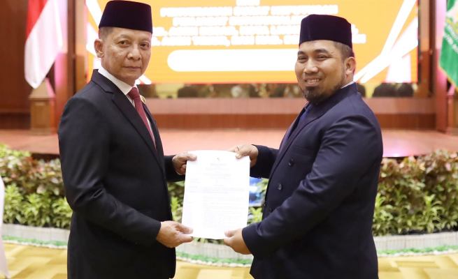 Pj Gubernur Aceh Achmad Marzuki menyerahkan SK perpanjangan masa jabatan Pj Bupati Aceh Besar Muhammad Iswanto, di Anjong Mon Mata Banda Aceh, Jum'at sore (14/7)