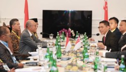 Menteri Kedua Pendidikan dan Luar Negeri Singapura Mohammad Maliki Bin Osman melakukan pertemuan dengan Wali Nanggroe Aceh Malik Mahmud Al Haythar, di Meuligoe Wali Nanggroe, Aceh Besar, 13 Juli 2023
