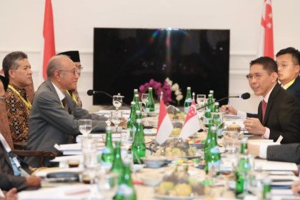 Menteri Kedua Pendidikan dan Luar Negeri Singapura Mohammad Maliki Bin Osman melakukan pertemuan dengan Wali Nanggroe Aceh Malik Mahmud Al Haythar, di Meuligoe Wali Nanggroe, Aceh Besar, 13 Juli 2023