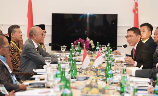 Menteri Kedua Pendidikan dan Luar Negeri Singapura Mohammad Maliki Bin Osman melakukan pertemuan dengan Wali Nanggroe Aceh Malik Mahmud Al Haythar, di Meuligoe Wali Nanggroe, Aceh Besar, 13 Juli 2023