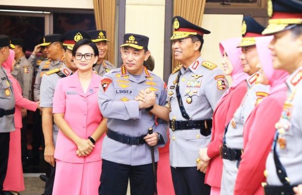Kapolri Jenderal Pol Listyo Sigit Prabowo resmi melantik Komjen Pol Wahyu Widada sebagai Kabareskrim Polri menggantikan Komjen Pol Agus Andrianto, Jum'at (14/7)