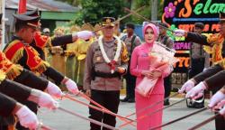 Kapolres Aceh Barat AKBP Andi Kirana disambut tradisi pedang pora