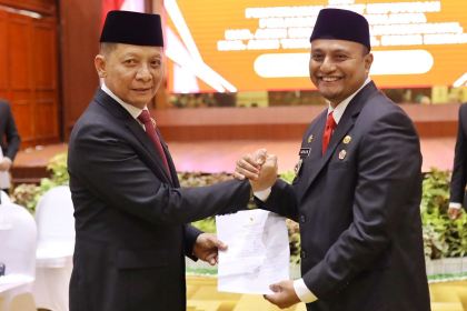 Pj Gubernur Aceh Achmad Marzuki menyerahkan surat keputusan perpanjangan masa jabatan Pj Wali Kota Lhokseumawe kepada Dr Imran MSi