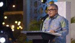 Sekda Aceh Bustami Hamzah menyampaikan sambutan saat membuka Festival Meuseuraya 2023 di Balee Meuseuraya Aceh (BMA), Sabtu malam (15/7)