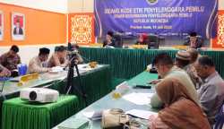 Sidang dugaan pelanggaran Kode Etik Penyelenggara Pemilu Anggota KIP Bener Meriah di Kantor Panwaslih Provinsi Aceh, Banda Aceh, Jum'at (14/7)