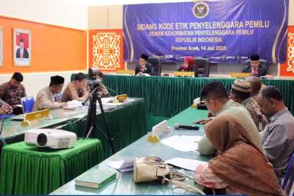 Sidang dugaan pelanggaran Kode Etik Penyelenggara Pemilu Anggota KIP Bener Meriah di Kantor Panwaslih Provinsi Aceh, Banda Aceh, Jum'at (14/7)
