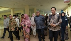 Sekda Aceh Bustami Hamzah didampingi Direktur RSUDZA dr Isra Firmansyah SpA mendampingi kunjungan kerja rombongan Komisi IX DPR-RI di RSUDZA Banda Aceh, Ahad (16/7)
