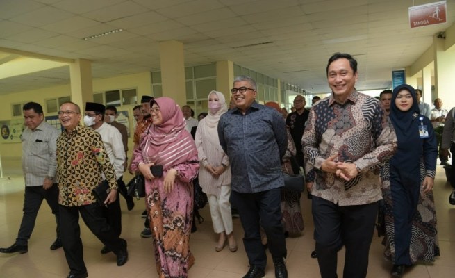Sekda Aceh Bustami Hamzah didampingi Direktur RSUDZA dr Isra Firmansyah SpA mendampingi kunjungan kerja rombongan Komisi IX DPR-RI di RSUDZA Banda Aceh, Ahad (16/7)