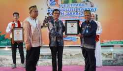 Pj Bupati Aceh Jaya Dr Nurdin menerima penghargaan rekor MURI terbanyak pembentukan Badan Usaha Milik Desa Bersama