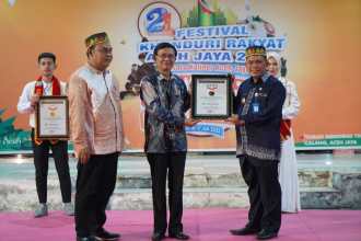 Pj Bupati Aceh Jaya Dr Nurdin menerima penghargaan rekor MURI terbanyak pembentukan Badan Usaha Milik Desa Bersama