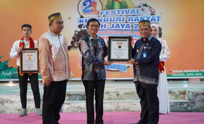 Pj Bupati Aceh Jaya Dr Nurdin menerima penghargaan rekor MURI terbanyak pembentukan Badan Usaha Milik Desa Bersama