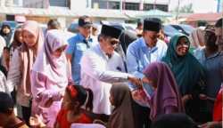 Pj Bupati Pidie Wahyudi Adisiswanto mengajak 100 anak yatim dan duafa untuk belanja perlengkapan sekolah, di Pasar Kota Sigli, Ahad (16/7)