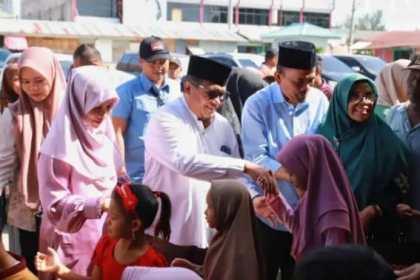 Pj Bupati Pidie Wahyudi Adisiswanto mengajak 100 anak yatim dan duafa untuk belanja perlengkapan sekolah, di Pasar Kota Sigli, Ahad (16/7)