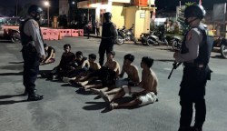 Personel Sat Samapta Polres Langsa mengamankan sekelompok remaja dan barang bukti senjata tajam di kawasan Jalan Elak Limbah Gampong Teungoh Kecamatan Langsa Kota, Ahad malam (16/7)