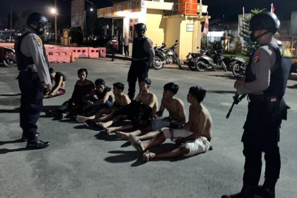 Personel Sat Samapta Polres Langsa mengamankan sekelompok remaja dan barang bukti senjata tajam di kawasan Jalan Elak Limbah Gampong Teungoh Kecamatan Langsa Kota, Ahad malam (16/7)