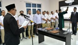 Kepala BPMA Teuku Mohamad Faisal melakukan pengambilan sumpah jabatan dan pelantikan Irawan Pandu Negara sebagai Sekretaris BPMA, di aula Kantor BPMA, Senin (17/7)