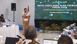 Pj Gubernur Aceh Achmad Marzuki, memberikan sambutan serta arahan saat membuka Rapat Kerja Bank Aceh Syariah Triwulan II Tahun 2023, di Mata Ie Resort Sabang, Senin (17/7)