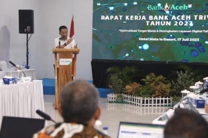 Pj Gubernur Aceh Achmad Marzuki, memberikan sambutan serta arahan saat membuka Rapat Kerja Bank Aceh Syariah Triwulan II Tahun 2023, di Mata Ie Resort Sabang, Senin (17/7)
