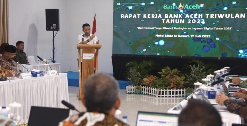 Pj Gubernur Aceh Achmad Marzuki, memberikan sambutan serta arahan saat membuka Rapat Kerja Bank Aceh Syariah Triwulan II Tahun 2023, di Mata Ie Resort Sabang, Senin (17/7) | INFOACEH.net Pj Gubernur Aceh Achmad Marzuki, memberikan sambutan serta arahan saat membuka Rapat Kerja Bank Aceh Syariah Triwulan II Tahun 2023, di Mata Ie Resort Sabang, Senin (17/7)
