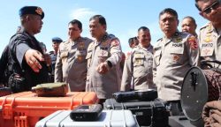 Wairwasum Polri Irjen Pol Tornagogo Sihombing meninjau alat khusus kepolisian yang digunakan dalam bidang operasional di Polda Aceh, Senin (17/7)