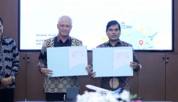 Rektor UIN Ar-Raniry Prof Dr Mujiburrahman MAg dan GM Garuda Indonesia Perwakilan Aceh Nano Setiawan menandatangani kerja sama pembukaan UINAR Travel, sebagai unit bisnis pada BLU UIN Ar-Raniry, Selasa (18/7)