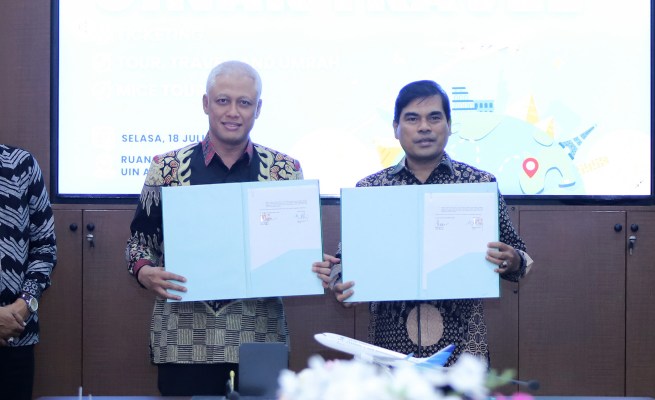 Rektor UIN Ar-Raniry Prof Dr Mujiburrahman MAg dan GM Garuda Indonesia Perwakilan Aceh Nano Setiawan menandatangani kerja sama pembukaan UINAR Travel, sebagai unit bisnis pada BLU UIN Ar-Raniry, Selasa (18/7)