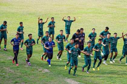 Latihan tim Persiraja di Stadion H. Dimurthala, Lampineung Banda Aceh