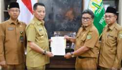Wahyudi Adisiswanto menerima SK perpanjangan masa jabatan sebagai Pj Bupati Pidie yang diserahkan oleh Pj Gubernur Aceh Achmad Marzuki di Banda Aceh, Selasa, 18 Juli 2023