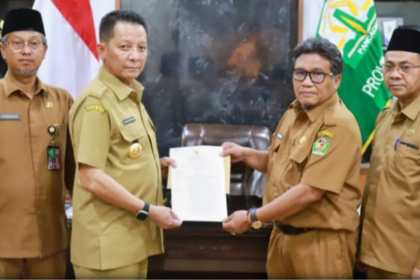 Wahyudi Adisiswanto menerima SK perpanjangan masa jabatan sebagai Pj Bupati Pidie yang diserahkan oleh Pj Gubernur Aceh Achmad Marzuki di Banda Aceh, Selasa, 18 Juli 2023