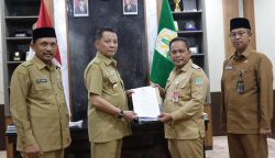 Dr Nurdin menerima SK perpanjangan masa jabatan sebagai Pj Bupati Aceh Jaya periode 2023-2024 yang diserahkan oleh Pj Gubernur Aceh Achmad Marzuki di Banda Aceh, Selasa (18/7)