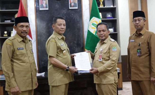 Dr Nurdin menerima SK perpanjangan masa jabatan sebagai Pj Bupati Aceh Jaya periode 2023-2024 yang diserahkan oleh Pj Gubernur Aceh Achmad Marzuki di Banda Aceh, Selasa (18/7)