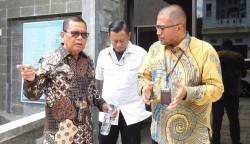 Anggota Komisi VII DPR RI asal Aceh Anwar Idris, meminta SKK segera keluar dari Aceh, usai memberikan kuliah umum di kantor YARA, di Banda Aceh, Selasa (18/7)