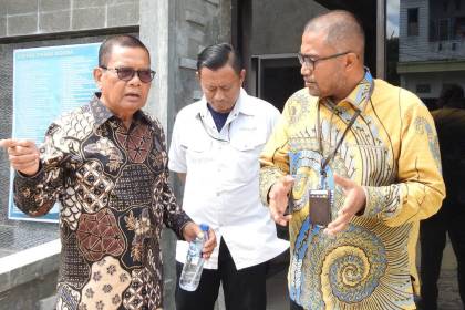 Anggota Komisi VII DPR RI asal Aceh Anwar Idris, meminta SKK segera keluar dari Aceh, usai memberikan kuliah umum di kantor YARA, di Banda Aceh, Selasa (18/7)