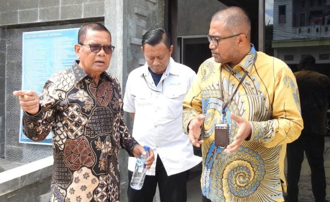 Anggota Komisi VII DPR RI asal Aceh Anwar Idris, meminta SKK segera keluar dari Aceh, usai memberikan kuliah umum di kantor YARA, di Banda Aceh, Selasa (18/7)