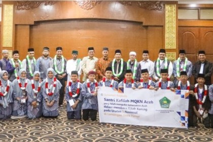 Kadis Pendidikan Dayah Aceh Zahrol Fajri bersama Kakanwil Kemenag Aceh Azhari dan Pimpinan Dayah Markaz Al-Islah Al-Aziziyah Tgk Bulqaini Tanjungan foto bersama Kafilah Aceh dan sejumlah official peserta MQK Tingkat Nasional Tahun 2023 saat tiba di VVIP Bandara SIM Aceh Besar, Rabu (19/7)
