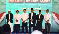 Pj Gubernur Aceh Achmad Marzuki foto bersama Ketua MPU Aceh Tgk H Faisal Ali, Ketua PB HUDA Tgk H Muhammad Yusuf A Wahab saat menghadiri Tabligh Akbar menyambut 1 Muharram 1445 Hijriah di halaman Masjid Raya Baiturrahman Banda Aceh, Rabu malam (19/7)