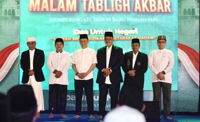 Pj Gubernur Aceh Achmad Marzuki foto bersama Ketua MPU Aceh Tgk H Faisal Ali, Ketua PB HUDA Tgk H Muhammad Yusuf A Wahab saat menghadiri Tabligh Akbar menyambut 1 Muharram 1445 Hijriah di halaman Masjid Raya Baiturrahman Banda Aceh, Rabu malam (19/7)