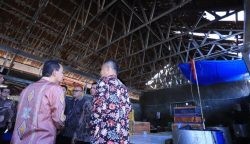 Pj Wali Kota Banda Aceh Amiruddin meninjau Pasar Al Mahirah Lamdingin yang rusak dan bocor atapnya, Kamis (20/7)
