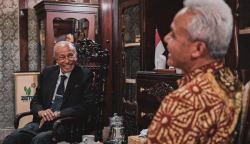 Ganjar Pranowo menyambut Wali Nanggroe Aceh Malik Mahmud Al Haythar, di rumah dinas Puri Gedeh, Semarang, Selasa malam (18/7/2023)