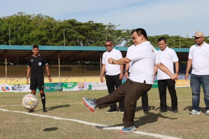 Dirut Bank Aceh Syariah Muhammad Syah melakukan tendangan pertama saat pembukaan Turnamen Bank Aceh Action Cup 2023 di Stadion H Dimurthala Lampineung Banda Aceh, Jum'at sore (21/7)