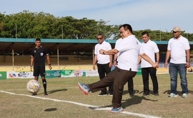 Dirut Bank Aceh Syariah Muhammad Syah melakukan tendangan pertama saat pembukaan Turnamen Bank Aceh Action Cup 2023 di Stadion H Dimurthala Lampineung Banda Aceh, Jum'at sore (21/7)